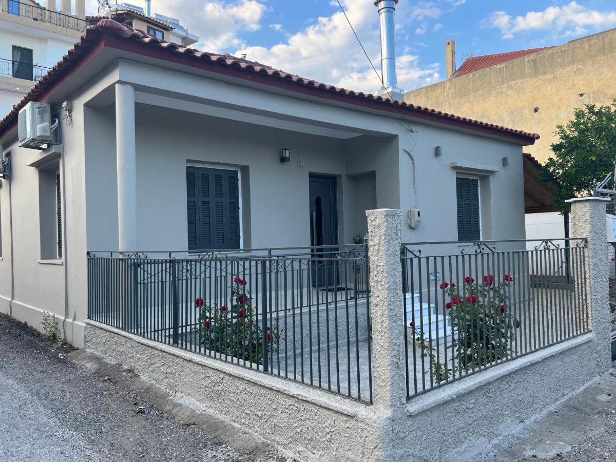 Όμορφη Μονοκατοικία Με 2 Υπνοδωμάτια Και Τζάκι Nafpaktos Esterno foto